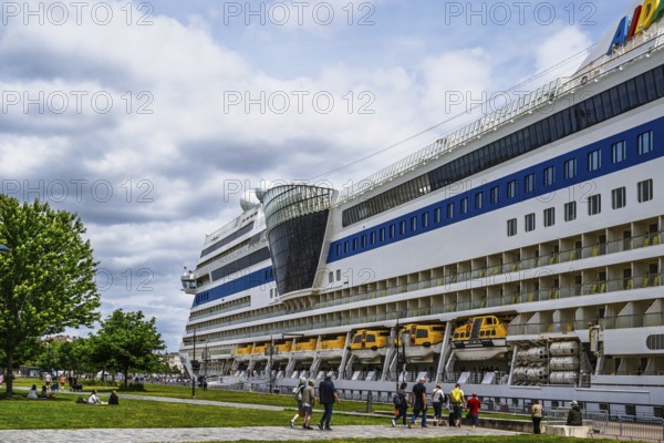 Cruise ships, Bordeaux, Gironde, Nouvelle-Aquitaine, France