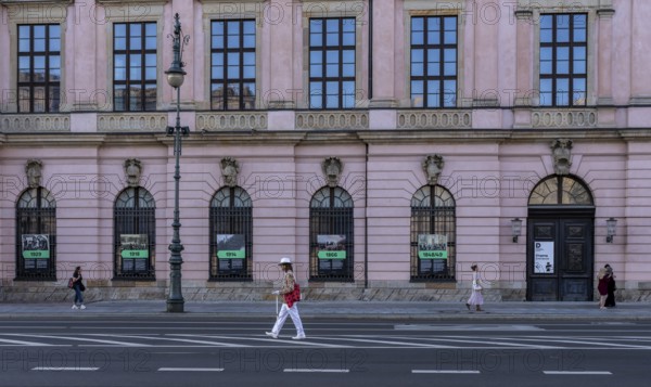 Road traffic and pedestrians on the carriageway in Berlin-Mitte, Unter den Linden, Berlin, Germany