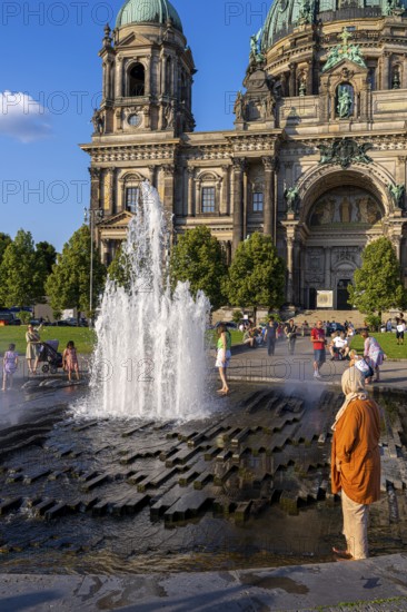 The pleasure garden with the fountain and the Berlin Cathedral, Berlin, Germany