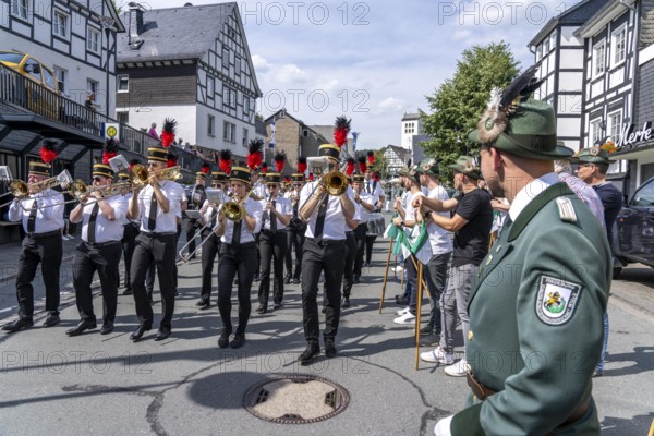 Shooting festival in Bad Fredeburg, in the Sauerland region, marching of the shooting companies in the town, parade, St. Georg shooting fraternity, 3-day shooting festival, for 193 years, marching band, customs in the Hochsauerland district, North Rhine-Westphalia, Germany