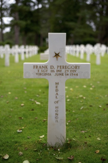 Medal of Honour marking, grave of Frank D. Peregory, gravestones, war graves, soldiers' graves, military cemetery, Normandy American Cemetery and Memorial, Omaha Beach, D-Day, Operation Overlord, Saint-Laurent-sur-Mer near Colleville-sur-Mer, Normandy, Calvados, France