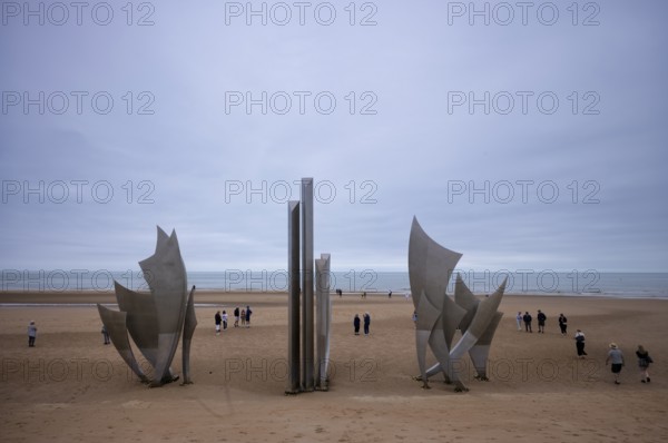 Tourists, visitors on the beach, Les Braves, memorial of Anilore Banon, polynational memorial to the Second World War, Omaha Beach, D-Day, Operation Overlord, Saint-Laurent-sur-Mer near Colleville-sur-Mer, Normandy, Calvados, France