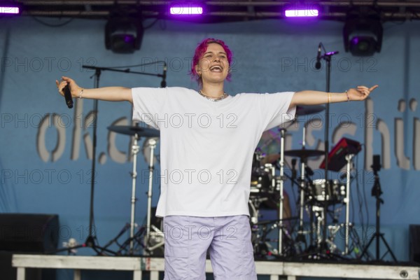 Eva Sauter, singer of the band ok.danke.tschüss at the Highfield Festival on Sunday, Störmthaler See, 18.08.2024