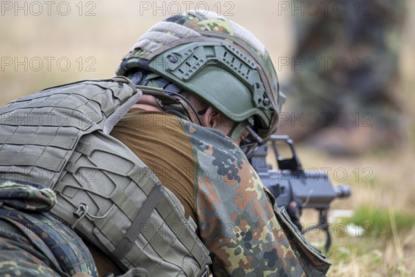Symbolic image of the Bundeswehr: Soldier during an exercise