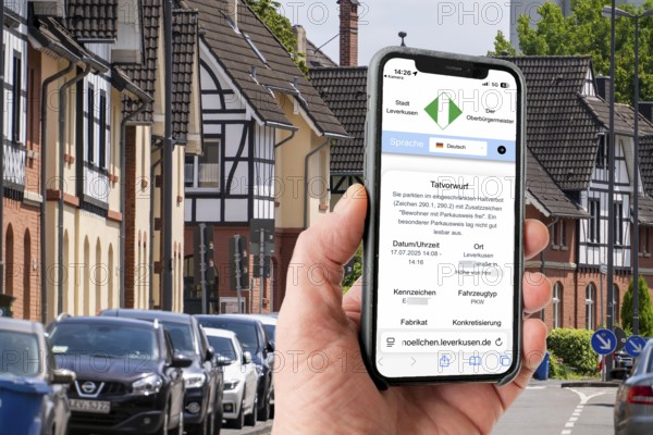 Parking ticket, online, car, wrongly parked, resident parking, without parking ticket, parking authorisation, notification of the public order office, accusation can be read via QR code and the warning fine, fine, can be paid immediately online, North Rhine-Westphalia, Germany