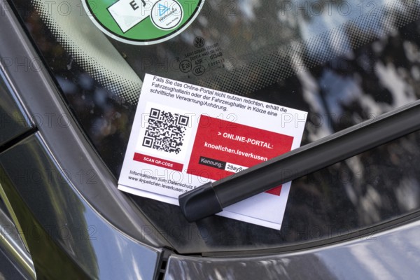 Parking ticket on a car, wrongly parked, resident parking, without parking ticket, parking authorisation, notification of the public order office, offence can be read via QR code and the warning fine, fine, can be paid immediately online, North Rhine-Westphalia, Germany
