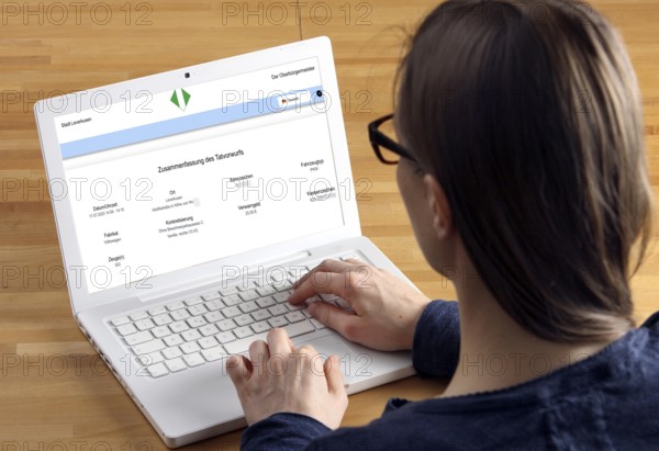 Pay parking fines online, for a car that was parked incorrectly, residents parking without a parking ticket, parking authorisation, notification of the public order office, offence can be read via QR code and the fine can be paid online, North Rhine-Westphalia, Germany