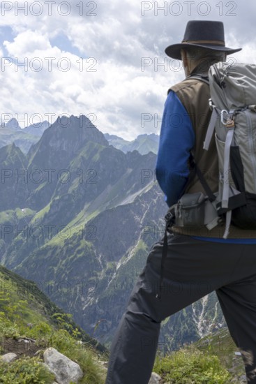 Man, 60-70 (model release available) on the Laufbacher-Eckweg with mountain panorama to Höfats, 2259m, Allgäu Alps, Allgäu, Bavaria, Germany