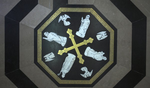 Interior view, floor labyrinth, commemorative plaque in honour of the builders and master builders of the cathedral, Cathédrale Notre-Dame d'Amiens, Amiens, Somme, France