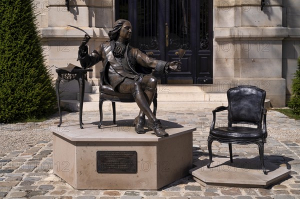 Statue of Louis XV in front of Hotel Champagne De Venoge, Épernay, Champagne, Marne, France