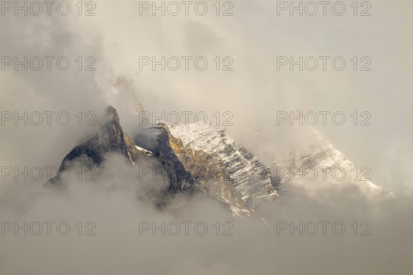 Small and large Bettelwurf with a thin layer of snow, behind wispy clouds, Small and large Bettelwurf, Karwendel Mountains, Tyrol, Austria