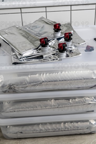 10 litre water bag, for storing drinking water at home, as an emergency reserve in the event of a blackout or similar, lightweight, foldable, reusable bag made of multi-layer film, with tap, for long-term storage of up to one year, recommended 3 litres of drinking water per person, for 10 days of storage