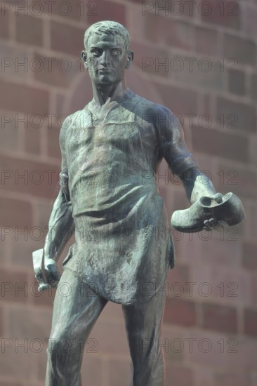 Cobbler's fountain with cobbler Johann Joß sculpture as a symbol of the former shoe industry and shoe production, manufacture, shoes, hammer, craftsman, male figure, detail, presentation, show, bronze sculpture, fountain, Pirmasens, Rhineland-Palatinate, Germany