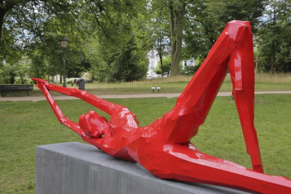 Sculpture beef early by Georg Herold 2012, Blickachsen 14, Modern Art, red female reclining figure with long arms and legs, athletic, gymnastics, limbs, cubic, female figure, spa gardens, Bad Homburg, Taunus, Hesse, Germany