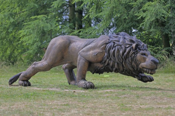 Sculpture Lion by Joscha Bender 2024, Blickachsen 14, Modern Art, large male lion figure with mane, creeping, walking, mouth, open, teeth, spa garden, Bad Homburg, Taunus, Hesse, Germany