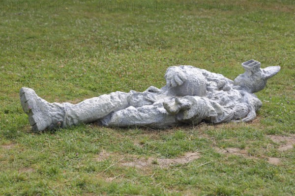 Sculpture Astronauts by Pawel Althamer 2023, Blickachsen 14, modern art, astronaut lying in the lawn, bizarre, strange, spa garden, Bad Homburg, Taunus, Hesse, Germany
