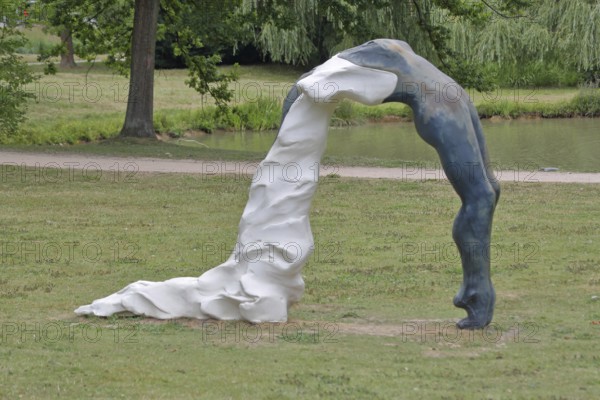 Sculpture Arched Figure by Grace Schwindt 2020, Blickachsen 14, modern art, abstract art, female figure, arched, curved, curved, round, bend, athletic, flexible, bridge, gymnastics, spa gardens, Bad Homburg, Taunus, Hesse, Germany