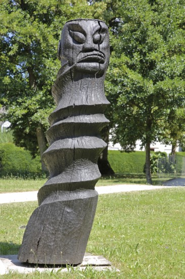 Sculpture Der Verdrehte von Kunsttäter 2009, black, wood sculpture, modern art, twisted, twisting, twisted, twisted, twisted, twisting, twisting, twist, torsion, spiral, spiralling, figure, grim, face, Rushmoor-Park, Oberursel, Taunus, Hesse, Germany