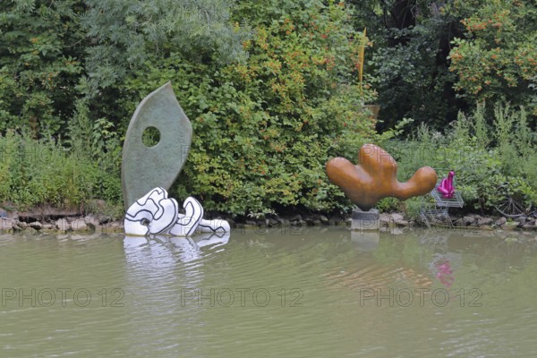 Art installation The Year of Living Dangerously by Maria Loboda 2022, Blickachsen 14, sculpture, modern art, abstract art, lakeside, bank, pond, spa gardens, Bad Homburg, Taunus, Hesse, Germany