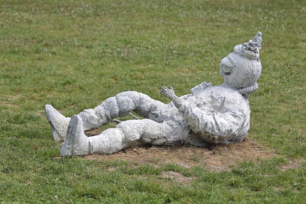 Sculpture Astronauts by Pawel Althamer 2023, Blickachsen 14, modern art, astronaut lying in the lawn, bizarre, strange, spa garden, Bad Homburg, Taunus, Hesse, Germany