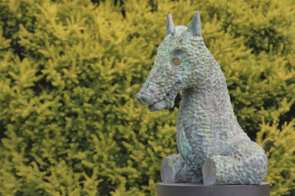 Sculpture Moondog by Thomas Schütte 2024, Blickachsen 14, Homage to US-American composer Louis Thomas Hardin, Modern Art, Dog's head, without, legs, detail, spa garden, Bad Homburg, Taunus, Hesse, Germany