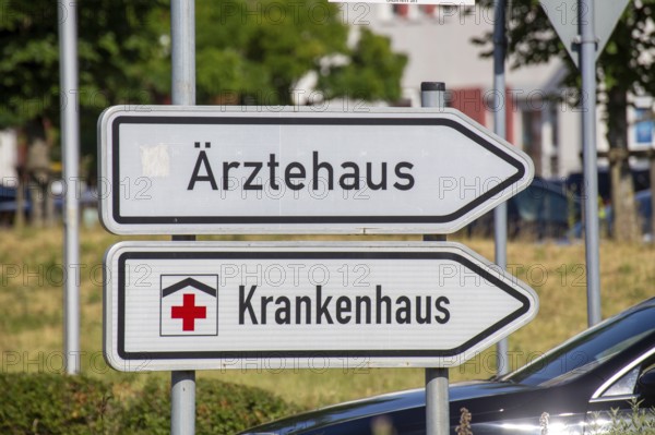 Directional arrows on a roundabout labelled ÄRZTEHAUS and KRANKENHAUS