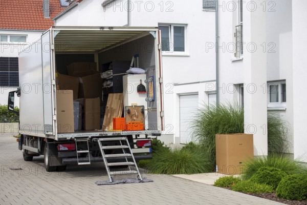 Relocation symbolic image: lorry being unloaded in front of a residential building