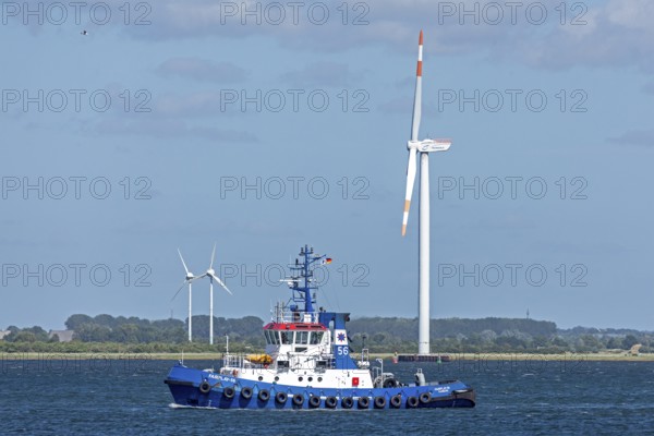 Tugboat, wind turbines, Warnow, Warnemünde, Rostock, Mecklenburg-Western Pomerania, Germany