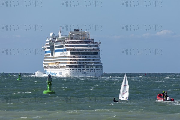 Cruise ship AIDAmar departs, boats, sailboat, Baltic Sea, Warnemünde, Rostock, Mecklenburg-Western Pomerania, Germany