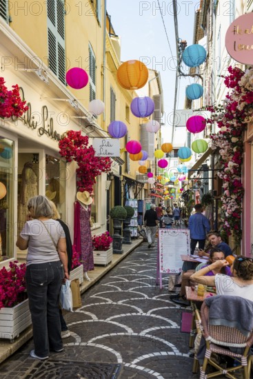 Alley in the old town, Antibes, Provence Alpes Côte d'Azur, South of France, France