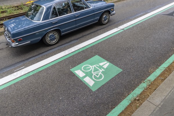 New cycle lane between Stuttgart and Degerloch. A 600 metre cycle lane has been created in the section between Pischekstraße and Geroksruhe. The expansion brings improvements to the main cycle route 41, but removes a lane for cars // 07.07.2025. Stuttgart, Baden-Württemberg, Germany