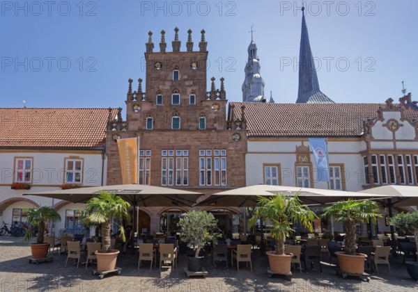 Restaurant in front of Lemgo's town hall, located on the market square. The town hall was built over several centuries from 1325 onwards in the Weser Renaissance style. It has been listed by UNESCO as an architectural monument worthy of protection. Lemgo, North Rhine-Westphalia, Germany
