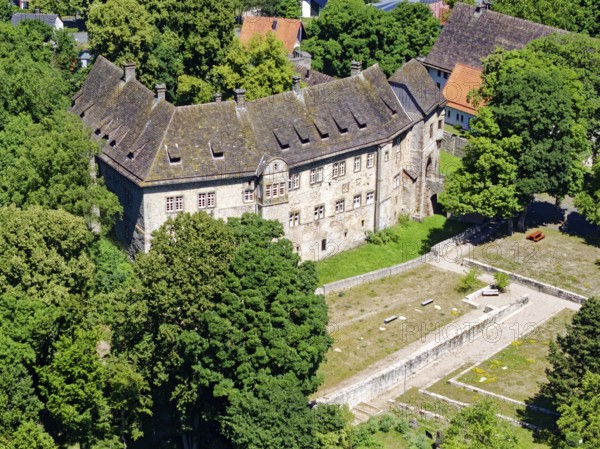 Dringenberg Castle is a medieval hilltop castle in Dringenberg in the district of Höxter. It was one of the most important regional castles of the Paderborn bishopric. Aerial view. Dringenberg, North Rhine-Westphalia, Germany