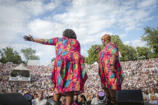 Dynelle Rhodes (Armstead) and Dorrey Lyles, singers of the Weather Girls at the Berlin Rundfunk 91.4 Open Air in the Berlin Parkbühne Wuhlheide on 05.07.2025