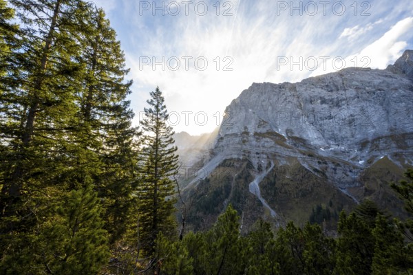 Mountain landscape in autumn, sun star in the morning light, rocky mountain peak of the Spritzkarspitze, Rißtal in the Eng, Karwendel, Tyrol, Austria
