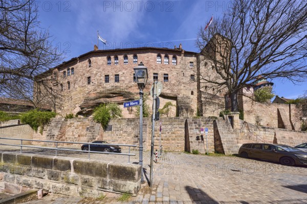Kaiserburg, Kaiserkapelle, Heidenturm, castle, castle wall, castle chapel, angular tower, trees, street sign, lantern, parking boxes, vehicles, sandstone wall, metal railing, super wide angle, blue sky, cirrostratus clouds, street Am Ölberg, Nuremberg, Middle Franconia, independent city, Bavaria, Germany