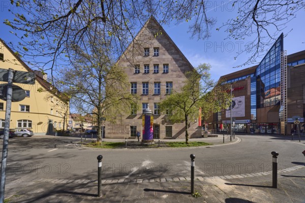 General architecture, houses, bollards, trees, blue sky, cirrostratus clouds, alleyway, intersection Karl-Grillenberger-Straße with Mühlgasse, Nuremberg, Middle Franconia, independent city, Bavaria, Germany