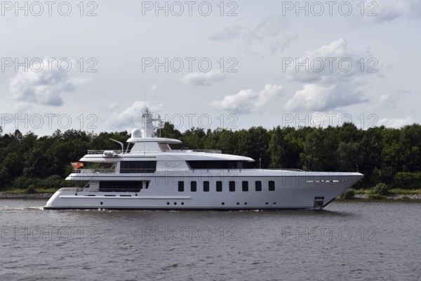 Yacht, luxury yacht FAMILYBILT in the Kiel Canal, NOK, Kielkanal, Kiel Canal, Schleswig-Holstein, Germany
