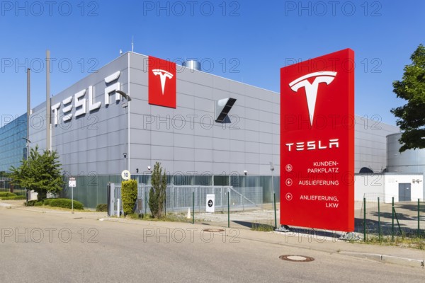 Standstill at the largest Tesla pick-up centre in Europe. Tesla's sales crisis is making itself felt at the delivery hub in Holzgerlingen. There is little demand for Elon Musk's American-style electric cars. The central contact point for sales and vehicle servicing is located in Daimlerstrasse in the small Swabian town near Sindelfingen, where the vehicles are also delivered. Vehicle hall with logo. Holzgerlingen, Baden-Württemberg, Germany