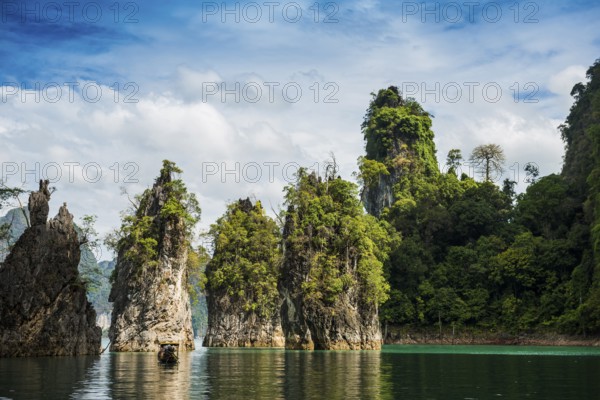 Lake with jungle and rainforest and steep mountains, Cheow Lan Lake, Khao Sok National Park, Phang Nga, Surat Thani, Thailand