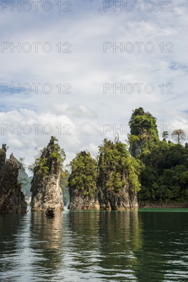 Lake with jungle and rainforest and steep mountains, Cheow Lan Lake, Khao Sok National Park, Phang Nga, Surat Thani, Thailand