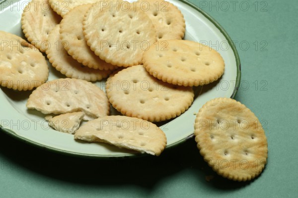 Crackers on a plate, crackers