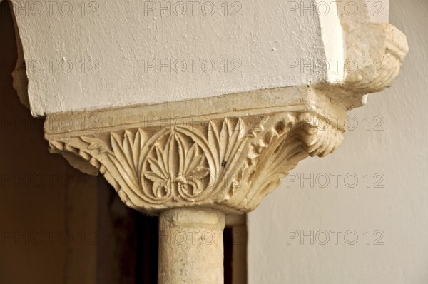 Column with capital, ornamental crutch capital from the 10th and 11th centuries, round arches in the cloister of St Anne, Benedictine Abbey of Montecassino, Monte Cassino, Cassino, Frosinone, Lazio, Italy