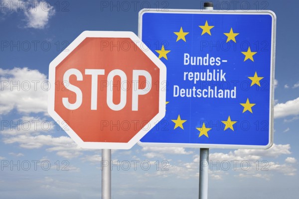 (Photomontage) Stop sign in front of a border sign of the Federal Republic of Germany