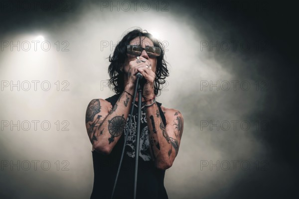 Remington Leith, singer of Palaye Royale live at the Zitadelle Spandau, Berlin, 21.06.2025