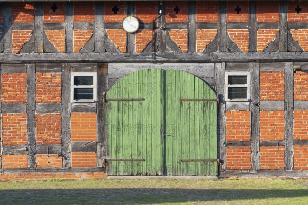 View of a barn door of an old farmhouse, Half-timbered, Historical, Böhme, Heidekreis, Rethem Aller, Leine Aller Tal, Lower Saxony, Germany