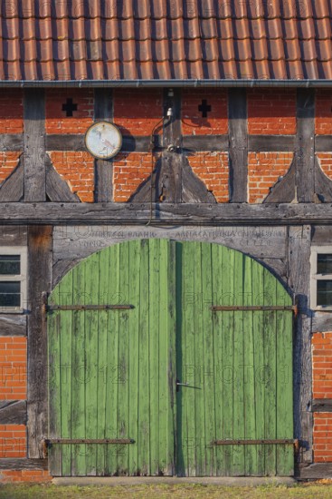 View of a barn door of an old farmhouse, Half-timbered, Historical, Böhme, Heidekreis, Rethem Aller, Leine Aller Tal, Lower Saxony, Germany