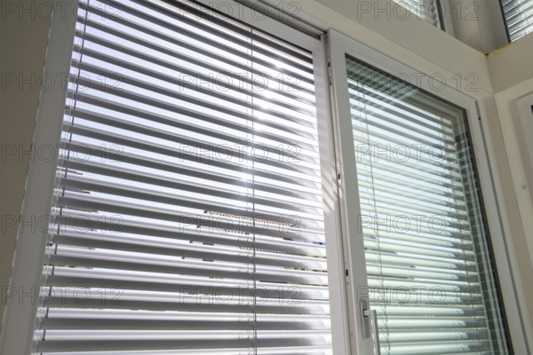External blind on a large sliding window