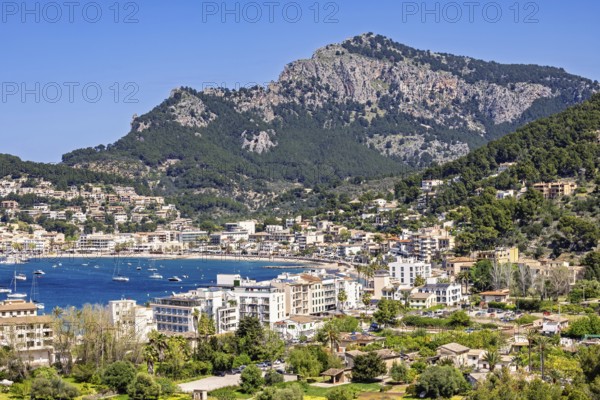 View at the idyllic coast village Port de Soller a famous tourist resort with houses around the seabay and high mountains a sunny summer day, Port de Sóller, Mallorca, Spain