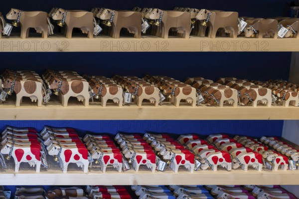 Sales shelf Trauffer toy wooden cows